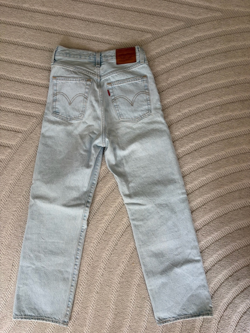 Levi’s Ribcage Straight Ripped Jeans - Picture 3 of 3
